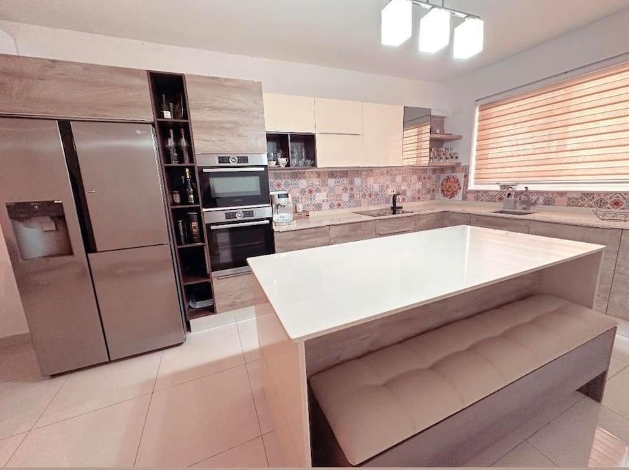 Maisonette With Backyard *